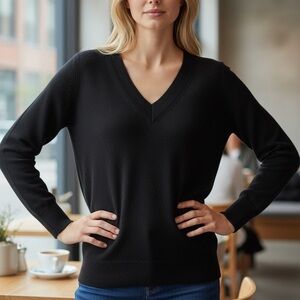 Theory 100% cashmere Elegant Black V-Neck Sweater